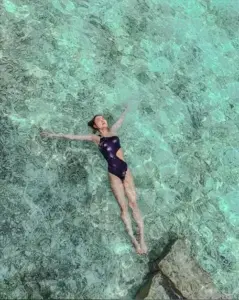 Ảnh Minh Hằng mặc bikini bên biển xanh khoe dáng thon gọn và thần thái rạng rỡ