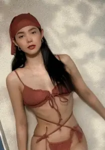 Minh Hằng trong bikini nổi bật với đường cong mềm mại và nụ cười đầy cuốn hút