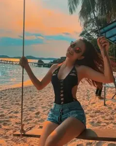 Minh Hằng diện đồ bơi bên hồ bơi với thần thái quyến rũ và ánh mắt sắc sảo