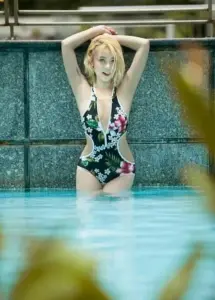 MisThy diện bikini bên hồ bơi khoe vẻ đẹp năng động, tươi tắn và cuốn hút tự nhiên