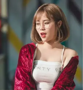 MisThy khoe visual tươi sáng trong trang phục đi biển cùng thần thái vui vẻ và cá tính