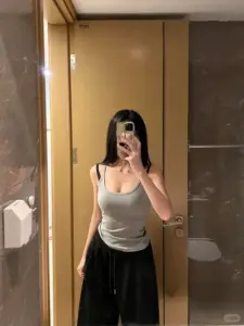 Buổi tối trên sân thượng, cô gái thả tóc dài, áo đen tôn vú rõ ràng