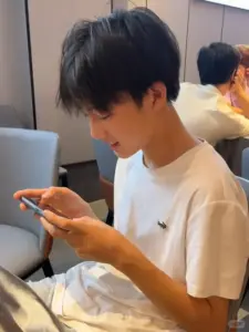 Hành lang sân trường trong giờ ra chơi, sơ mi trắng và nụ cười rất tươi