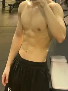Ảnh trai 6 múi chụp gương trong phòng, vóc dáng chuẩn gym hiện rõ cùng quần đen giản dị