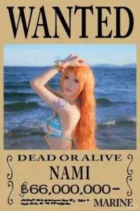 Nami mặc bikini xanh dương, tay giữ mũ rộng vành trong khung cảnh biển nhiều nắng