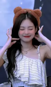 Nụ cười Jennie rạng rỡ trong bức ảnh ngoài trời, tóc cài tai gấu và áo bèo trắng