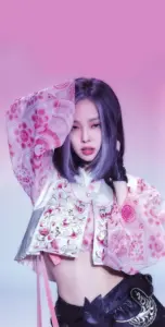 Sân khấu hồng tím làm nổi bật Jennie với áo hoa, tóc xõa và ánh nhìn cuốn hút