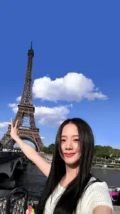 Bầu trời Paris xanh rực phía sau cô gái áo sáng, tóc thẳng và nụ cười tươi