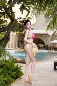 Bên hồ bơi resort, cô nàng hot girl tạo dáng thon gọn trong bikini hồng đầy tự tin