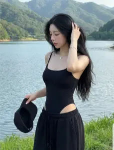 Khung hồ núi xanh làm nổi cô nàng tóc dài mặc váy đen khoét eo, dáng ngồi mềm