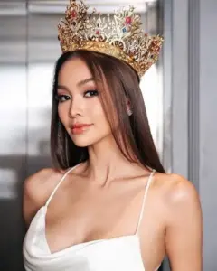 Bờ vai thanh mảnh trong thiết kế cúp ngực giúp tổng thể trở nên gợi cảm nhưng vẫn sang