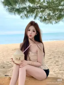 Cạnh bãi biển yên ả, mái tóc nâu buông dài làm bộ bikini trắng thêm cuốn hút
