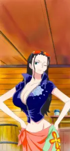 Nico Robin khoác áo sơ mi mỏng ngoài bikini xanh, dáng đứng thảnh thơi bên sóng biển