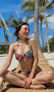Nụ cười nghiêng đầu dưới hàng dừa làm set bikini họa tiết thêm trẻ trung và phóng khoáng
