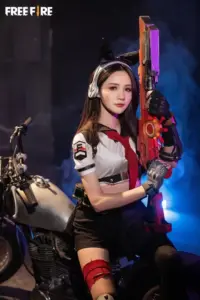 Cô nàng tóc nâu đứng giữa bối cảnh kho hàng, tay chỉnh thắt lưng tạo cảm giác rất nhập vai