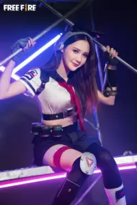 Nàng hot girl hóa thân nhân vật sinh tồn, tạo dáng bên xe jeep và mỉm cười đầy tự tin
