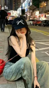 Nét pose ngồi trên phố đêm, nàng đội mũ đen che mắt tạo cool girl rất cuốn