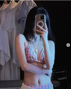Khung ảnh concept hồ bơi nhấn vào ánh nắng, bikini màu nhạt và biểu cảm vui tươi