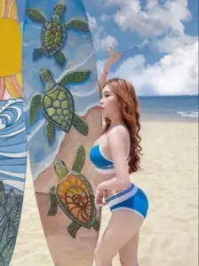 Bên bức tường rùa biển, Pinky Bảo Trân mặc bikini xanh trắng, Kem Pinky nghiêng mặt nhìn xa