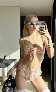 Rosé BLACKPINK trong tạo hình bikini sexy khiến mọi khung hình trở nên đắt giá bất ngờ