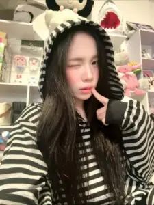 Góc phòng nhiều đồ chơi, nàng thơ mặc áo sọc, áp tay lên má hờn dỗi