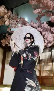 Dưới tán hoa hồng, cô nàng xứ Huế che ô trắng, mặc đồ đen đầy cá tính