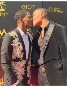 Sự kiện thảm đỏ ghi lại hai người đàn ông kề trán, couple nam mặc vest nổi bật