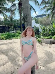 Thiều Bảo Trâm bikini tạo dáng quyến rũ nhẹ nhàng, khoe đường nét mềm mại và gu thời trang tinh tế
