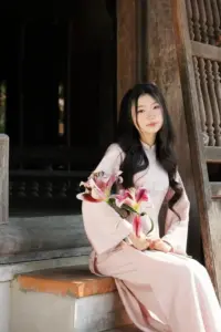 Mưa nhẹ trên hiên gỗ, cô gái áo dài xanh pastel cười khẽ với tóc ướt mềm