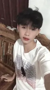 Nét mặt sáng trong áo thun trắng in hình, tóc mái dày và môi hơi mở