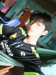 Góc chụp nằm nghiêng trên võng, áo bóng đá đen xanh và ánh nắng rực