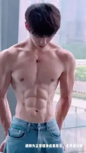 Bên cửa sổ sáng, người mẫu nam mặc quần jeans, cúi đầu nhìn xuống đầy trầm tĩnh