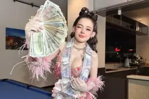 Ánh nắng ven biển làm nổi bật đường cong mềm mại trong bikini dây màu nổi trẻ trung
