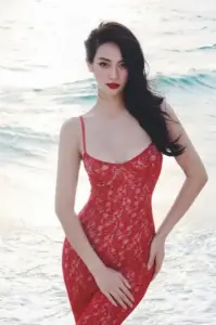 Làn sóng phía sau làm nổi bật chiếc váy đỏ xuyên thấu và mái tóc đen xõa