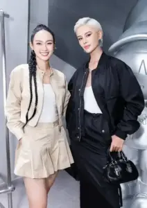 Outfit kem phối blazer tạo vẻ trẻ trung khi cô đứng cạnh bạn diễn tóc sáng màu