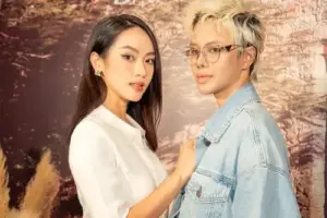 Bộ ảnh sự kiện ghi Vũ Thúy Quỳnh diện sơ mi trắng, đứng cạnh người tóc vàng