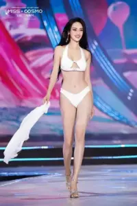 Khi bước trên sàn diễn bikini, mỹ nhân Điện Biên nở nụ cười rạng rỡ, dáng thẳng