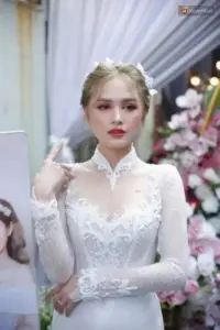 Khoảnh khắc váy cưới trắng giúp mỹ nhân Gen Z tóc vàng trông thanh lịch giữa nền hoa sáng