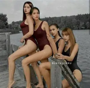 Ba cô gái ngồi trên boong gỗ, tông đỏ rượu và đen tạo nét trưởng thành