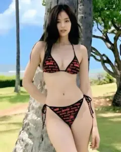 Bóng nắng ngoài trời ôm dáng cô gái mặc swimsuit đỏ đen, tóc dài buông tự nhiên
