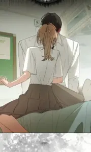 Cảnh lớp học trong ảnh anime 18+ nhìn sau lưng nhân vật trưởng thành mặc sơ mi