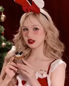 Không khí Noel hiện lên qua cô gái tóc vàng đội sừng tuần lộc, mặc váy đỏ cầm đồ ngọt