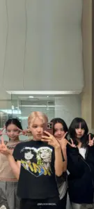 Jisoo cười nhẹ trước ống kính với mái tóc nâu mềm, váy sáng màu làm gương mặt thêm thanh lịch