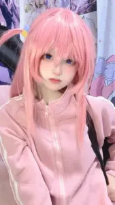 Màu tóc hồng pastel đi cùng áo hoodie ngọt ngào, ánh nhìn gần máy rất mềm