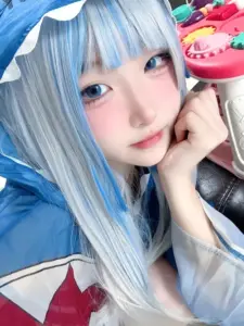Cận mặt tóc xanh khiến màn hóa thân anime thêm ngọt, đôi mắt tròn hút nhìn