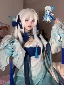Phụ kiện xanh cạnh tóc bạch kim, trang phục fantasy trắng lam tạo nét sang nhẹ