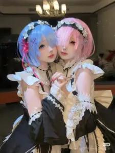 Hai nàng tóc xanh hồng áp má bên nhau, bộ cosplay nhân vật anime nhìn nổi bật