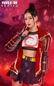Cô nàng cosplay tạo dáng chạy bước nhỏ, áo croptop phối quần cargo khiến khung hình sống động