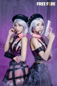 Cô nàng quyến rũ trong outfit Free Fire màu đen vàng tạo dáng nghiêng người đầy tự tin