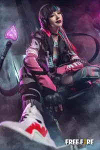 Nữ cosplayer chống tay lên hông, tóc nhuộm sáng và dây đeo vũ khí mô phỏng tạo điểm nhấn rõ